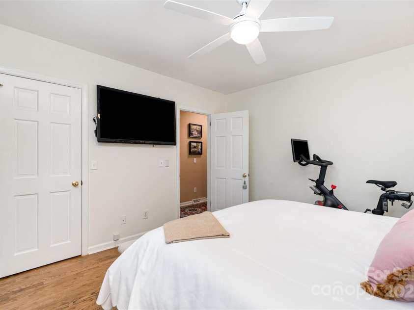 935 Trentle Court, Charlotte, NC 28211.  MLS# CAR4270390, YatesRealty ID 20815. 