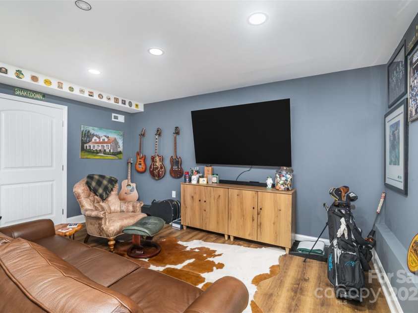 935 Trentle Court, Charlotte, NC 28211.  MLS# CAR4270390, YatesRealty ID 20815. 