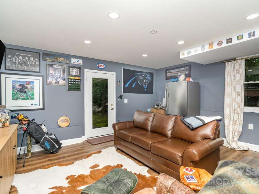 935 Trentle Court, Charlotte, NC 28211.  MLS# CAR4270390, YatesRealty ID 20815. 