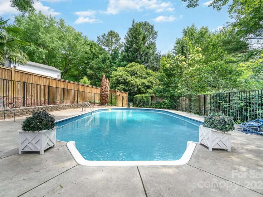 935 Trentle Court, Charlotte, NC 28211.  MLS# CAR4270390, YatesRealty ID 20815. 