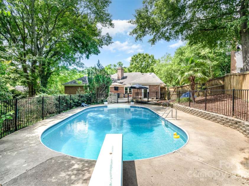 935 Trentle Court, Charlotte, NC 28211.  MLS# CAR4270390, YatesRealty ID 20815. 