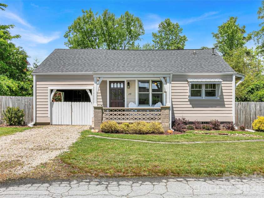 29 Salem Street, Brevard, NC 28712.  MLS# CAR4379938, YatesRealty ID 20816. 
