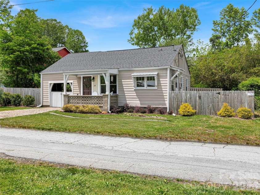 29 Salem Street, Brevard, NC 28712.  MLS# CAR4379938, YatesRealty ID 20816. 