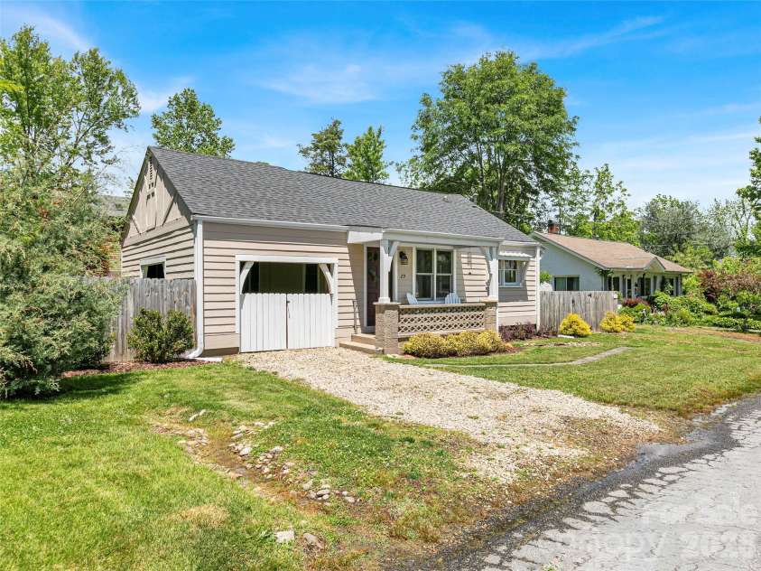 29 Salem Street, Brevard, NC 28712.  MLS# CAR4379938, YatesRealty ID 20816. 