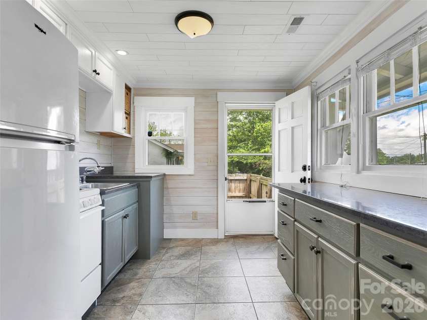 29 Salem Street, Brevard, NC 28712.  MLS# CAR4379938, YatesRealty ID 20816. 
