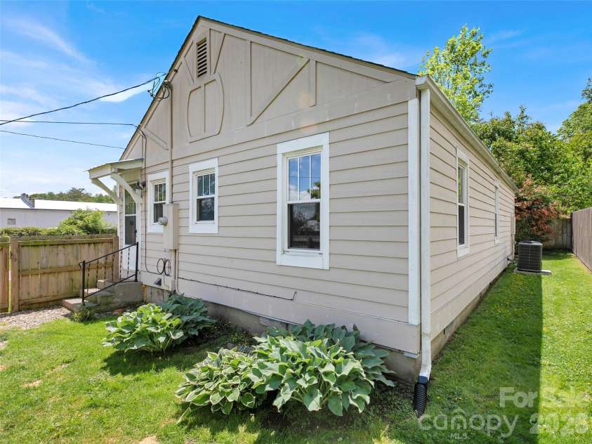 29 Salem Street, Brevard, NC 28712.  MLS# CAR4379938, YatesRealty ID 20816. 