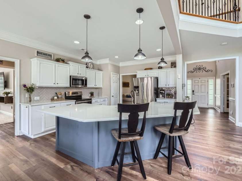 113 Dairy Farm Road, Mooresville, NC 28115.  MLS# CAR4262731, YatesRealty ID 20820. Beautifully renovated kitchen that perfectly balances elegance and function.