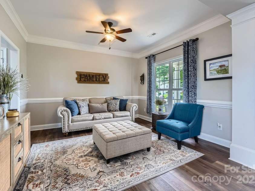 113 Dairy Farm Road, Mooresville, NC 28115.  MLS# CAR4262731, YatesRealty ID 20820. This cozy and stylish dining room is filled with natural light, thanks to a large front-facing window that offers a cheerful view and brightens the entire space.