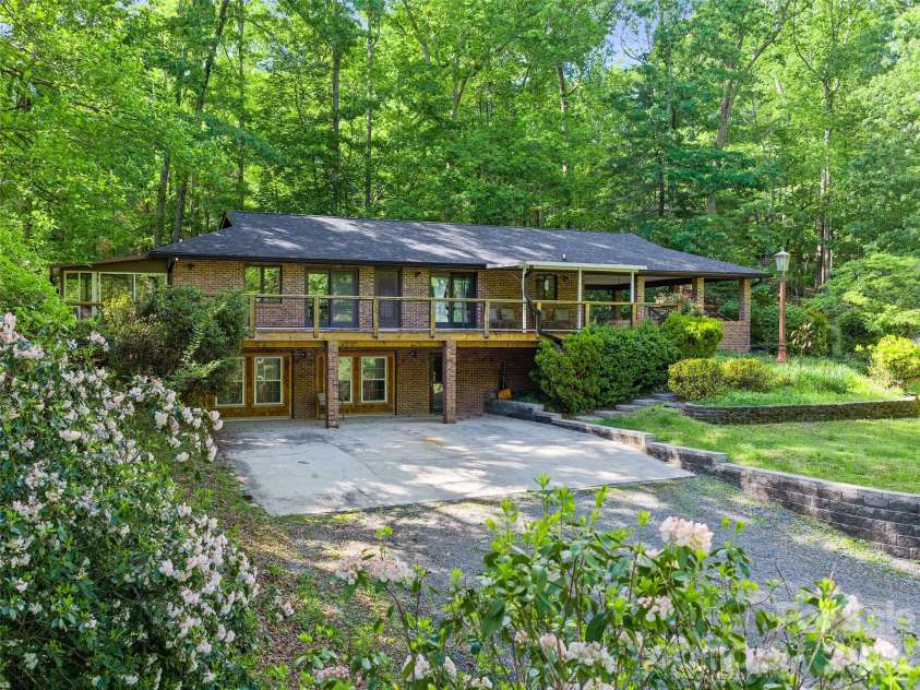 303 Brightwater Heights Drive, Hendersonville, NC 28791.  MLS# CAR4379767, YatesRealty ID 20820. 