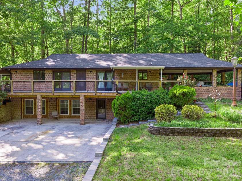303 Brightwater Heights Drive, Hendersonville, NC 28791.  MLS# CAR4379767, YatesRealty ID 20820. 