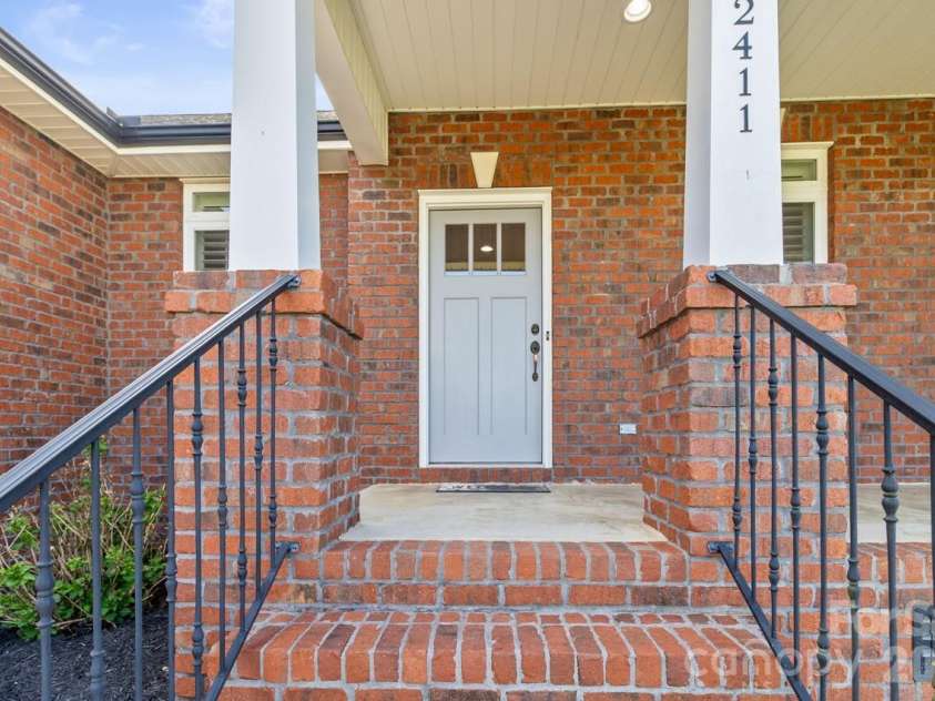 2411 Carriage Lane, Lincolnton, NC 28092.  MLS# CAR4369152, YatesRealty ID 20821. And just the right first impression.