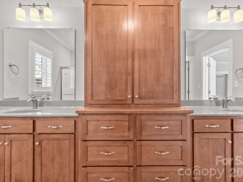 2411 Carriage Lane, Lincolnton, NC 28092.  MLS# CAR4369152, YatesRealty ID 20821. Double Vanity