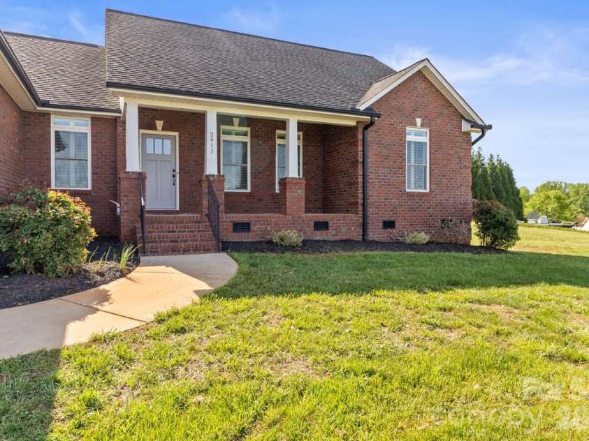 2411 Carriage Lane, Lincolnton, NC 28092.  MLS# CAR4369152, YatesRealty ID 20821. Full brick, space to breathe...