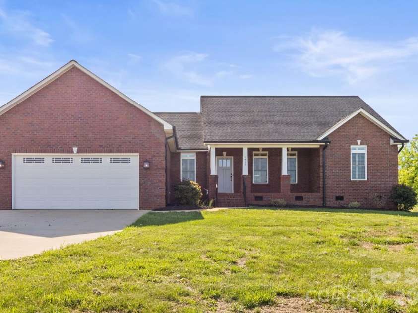 2411 Carriage Lane, Lincolnton, NC 28092.  MLS# CAR4369152, YatesRealty ID 20821. Welcome home…