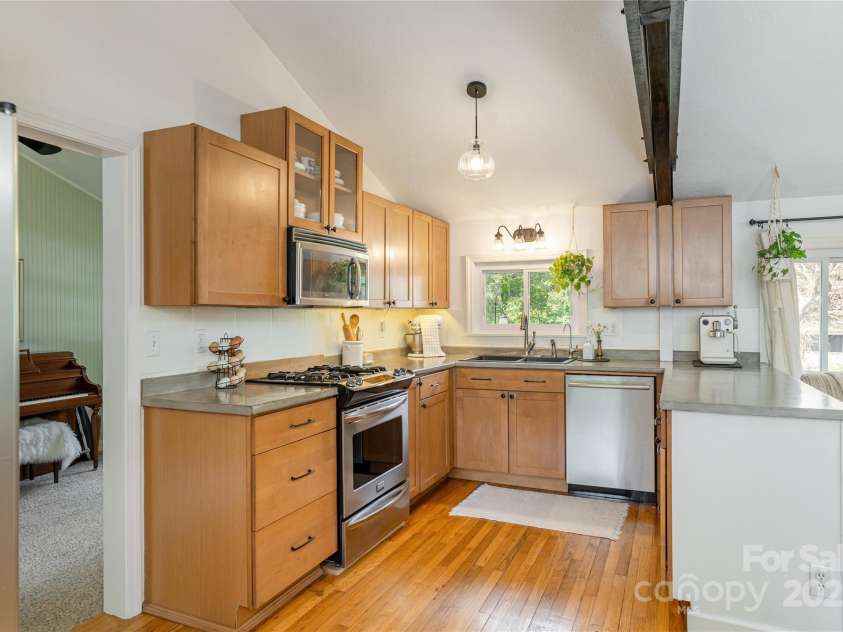 540 Oak Grove Road, Flat Rock, NC 28731.  MLS# CAR4269234, YatesRealty ID 20821. 