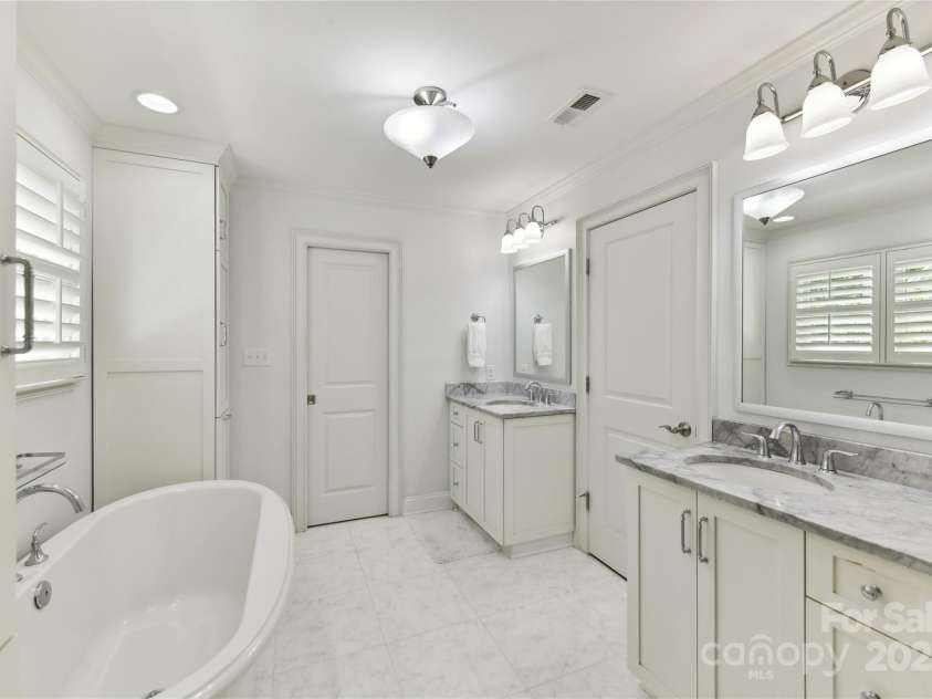 7010 Coventry Court, Tega Cay, SC 29708.  MLS# CAR4270562, YatesRealty ID 20824. Primary Bath