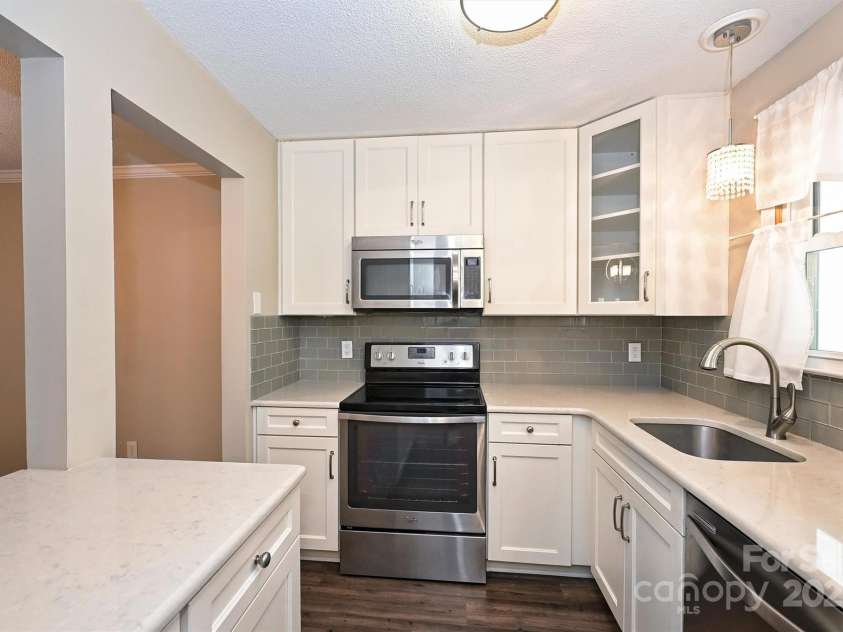 2719 Selwyn Avenue, Charlotte, NC 28209.  MLS# CAR4285488, YatesRealty ID 20826. 