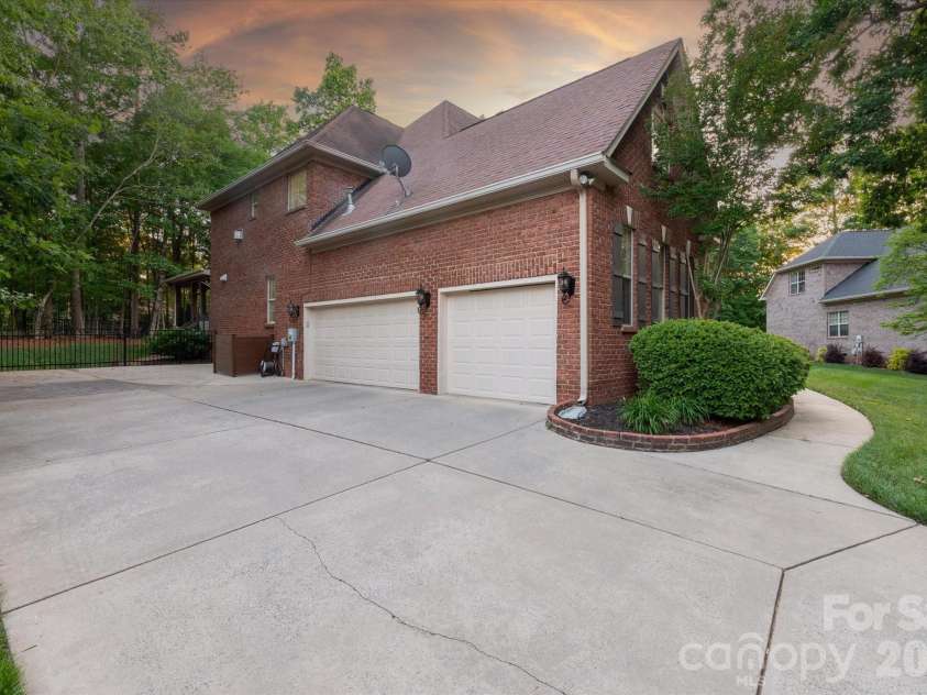 8905 Herbert Lane, Waxhaw, NC 28173.  MLS# CAR4378652, YatesRealty ID 20827. 