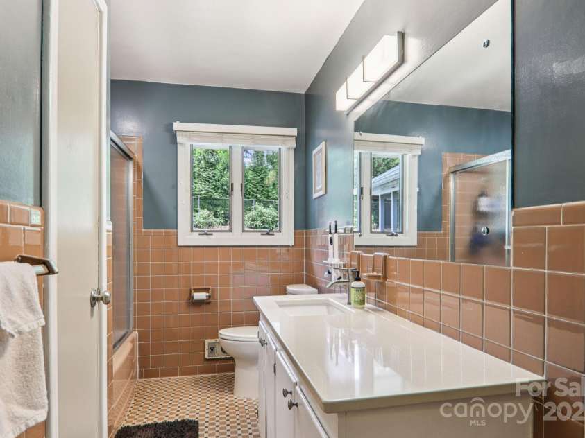 318 Old Leicester Highway, Asheville, NC 28806.  MLS# CAR4261061, YatesRealty ID 20828. Bathroom 1