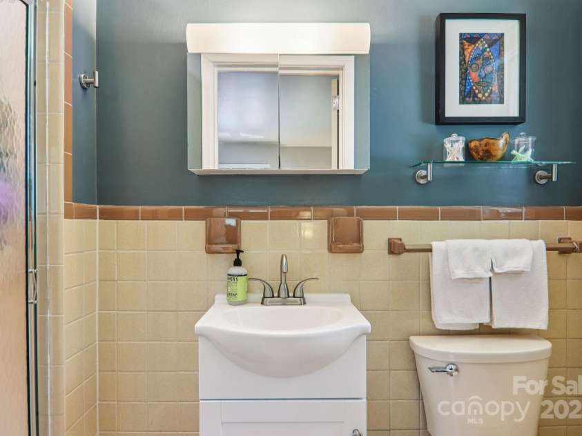 318 Old Leicester Highway, Asheville, NC 28806.  MLS# CAR4261061, YatesRealty ID 20828. Bathroom 2