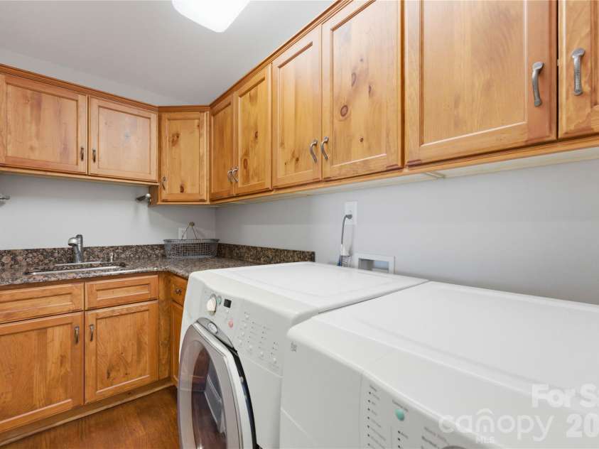 17812 Wilbanks Drive, Charlotte, NC 28278.  MLS# CAR4373319, YatesRealty ID 20830. 2nd laundry room