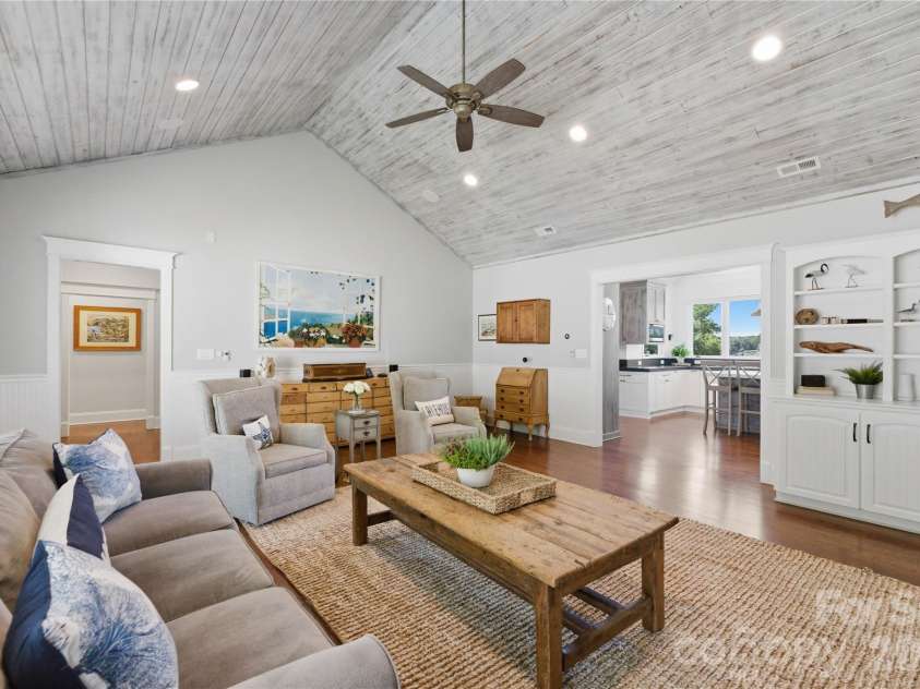 17812 Wilbanks Drive, Charlotte, NC 28278.  MLS# CAR4373319, YatesRealty ID 20830. 