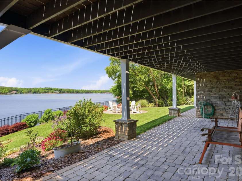 17812 Wilbanks Drive, Charlotte, NC 28278.  MLS# CAR4373319, YatesRealty ID 20830. 