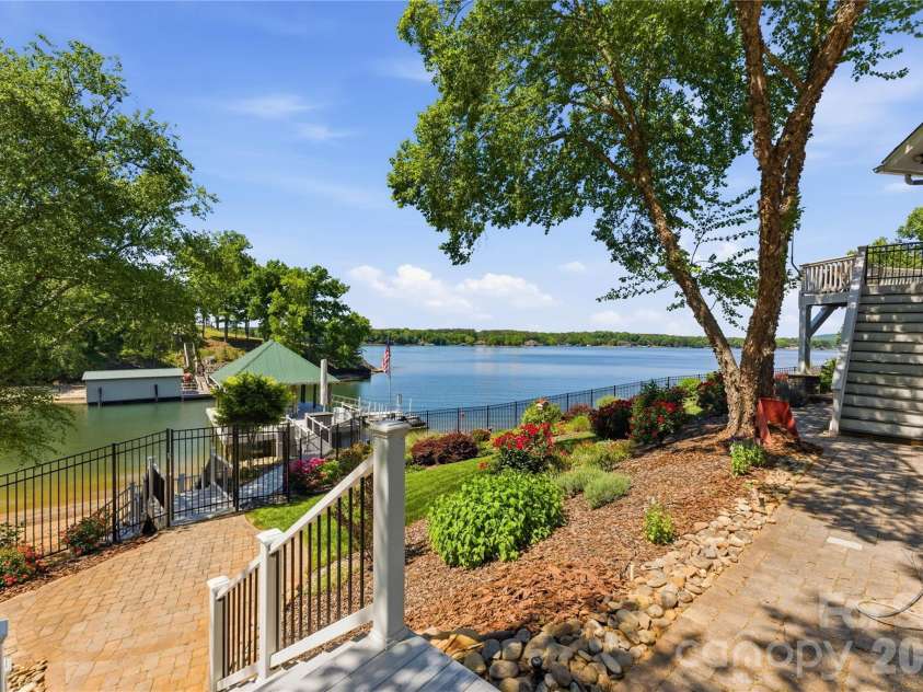 17812 Wilbanks Drive, Charlotte, NC 28278.  MLS# CAR4373319, YatesRealty ID 20830. 