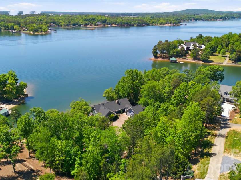 17812 Wilbanks Drive, Charlotte, NC 28278.  MLS# CAR4373319, YatesRealty ID 20830. 