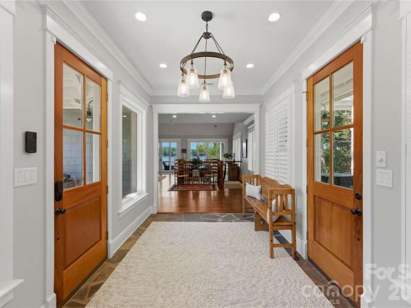 17812 Wilbanks Drive, Charlotte, NC 28278.  MLS# CAR4373319, YatesRealty ID 20830. Bright and open foyer