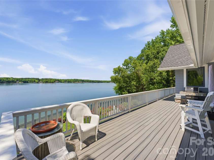 17812 Wilbanks Drive, Charlotte, NC 28278.  MLS# CAR4373319, YatesRealty ID 20830. Relax and enjoy the glorious sunset views from your Trex deck 