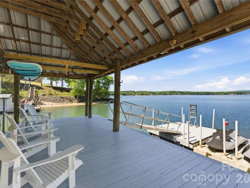 17812 Wilbanks Drive, Charlotte, NC 28278.  MLS# CAR4373319, YatesRealty ID 20830. Seating area