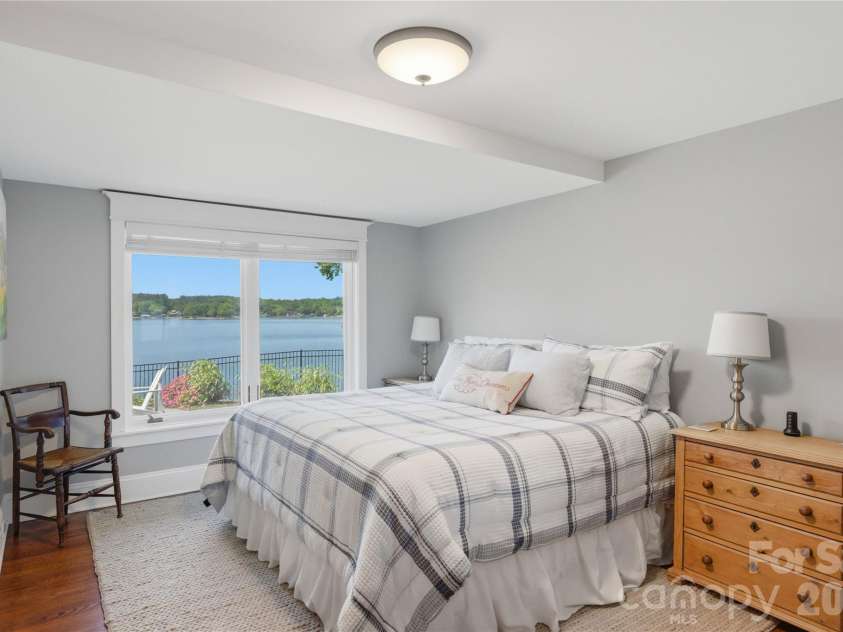 17812 Wilbanks Drive, Charlotte, NC 28278.  MLS# CAR4373319, YatesRealty ID 20830. Secondary bedroom with full bath