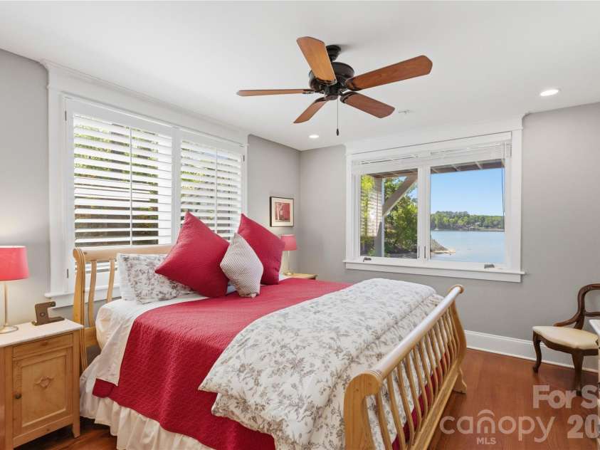 17812 Wilbanks Drive, Charlotte, NC 28278.  MLS# CAR4373319, YatesRealty ID 20830. Secondary bedroom with full bath