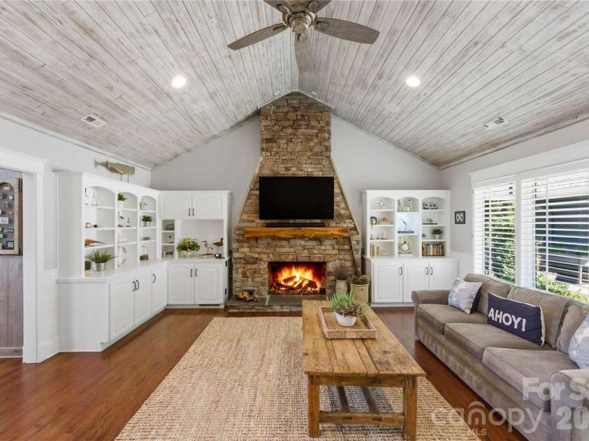 17812 Wilbanks Drive, Charlotte, NC 28278.  MLS# CAR4373319, YatesRealty ID 20830. Spacious great room with built-ins and a fireplace is designed with entertaining in mind 