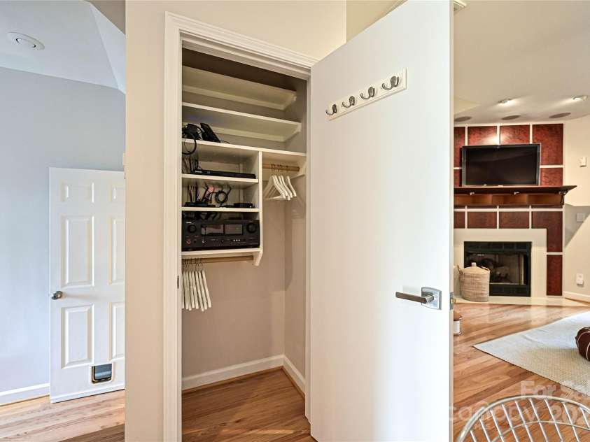 333 7th Street, Charlotte, NC 28202.  MLS# CAR4270714, YatesRealty ID 20830. 