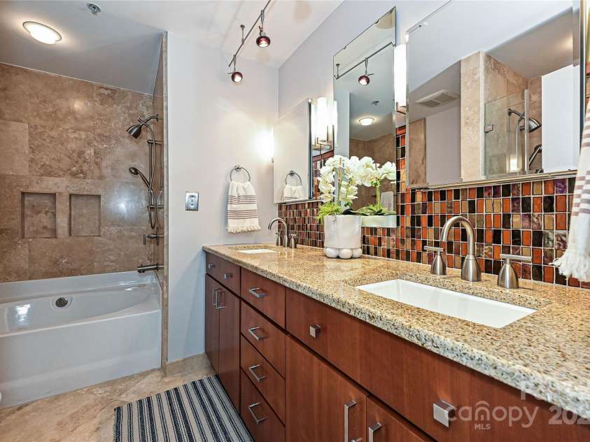 333 7th Street, Charlotte, NC 28202.  MLS# CAR4270714, YatesRealty ID 20830. 