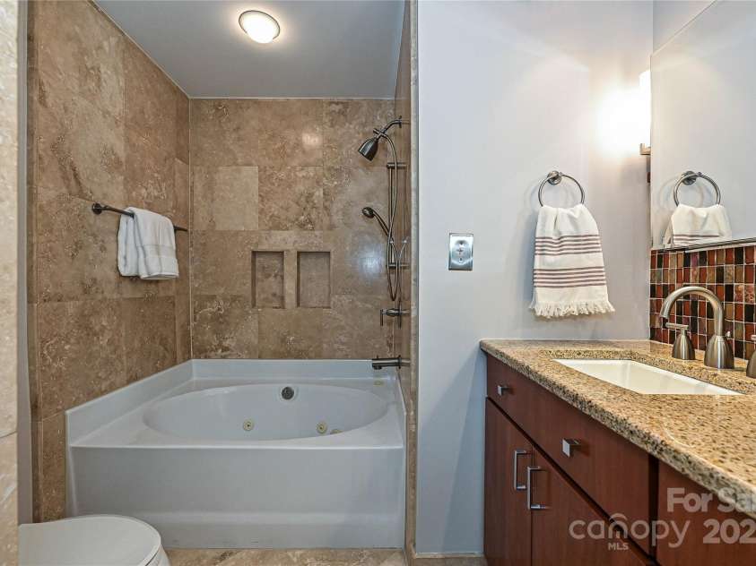 333 7th Street, Charlotte, NC 28202.  MLS# CAR4270714, YatesRealty ID 20830. 