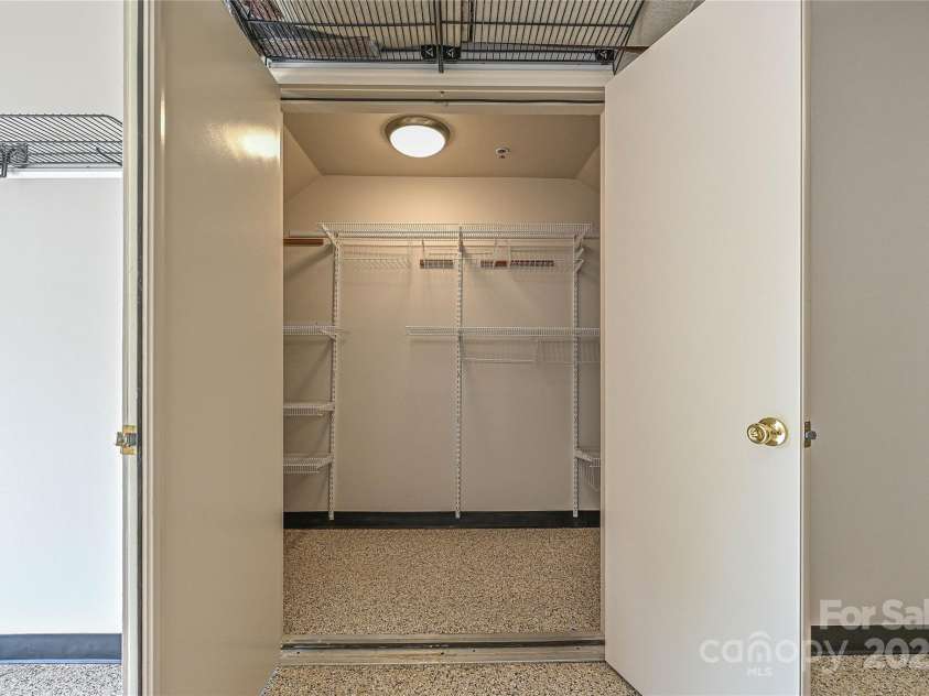 333 7th Street, Charlotte, NC 28202.  MLS# CAR4270714, YatesRealty ID 20830. 