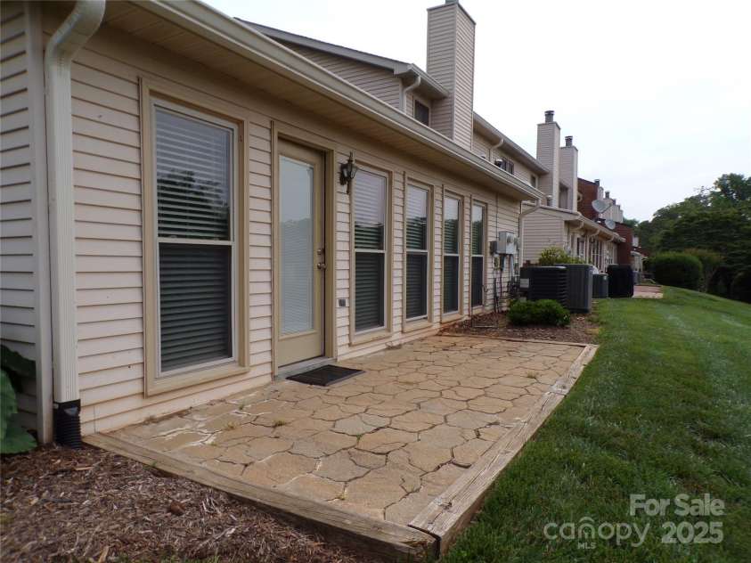 833 21st Avenue, Hickory, NC 28601.  MLS# CAR4270011, YatesRealty ID 20834. Back patio