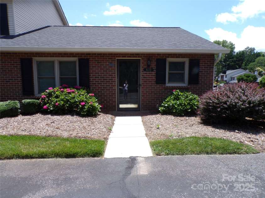833 21st Avenue, Hickory, NC 28601.  MLS# CAR4270011, YatesRealty ID 20834. End unit #833
