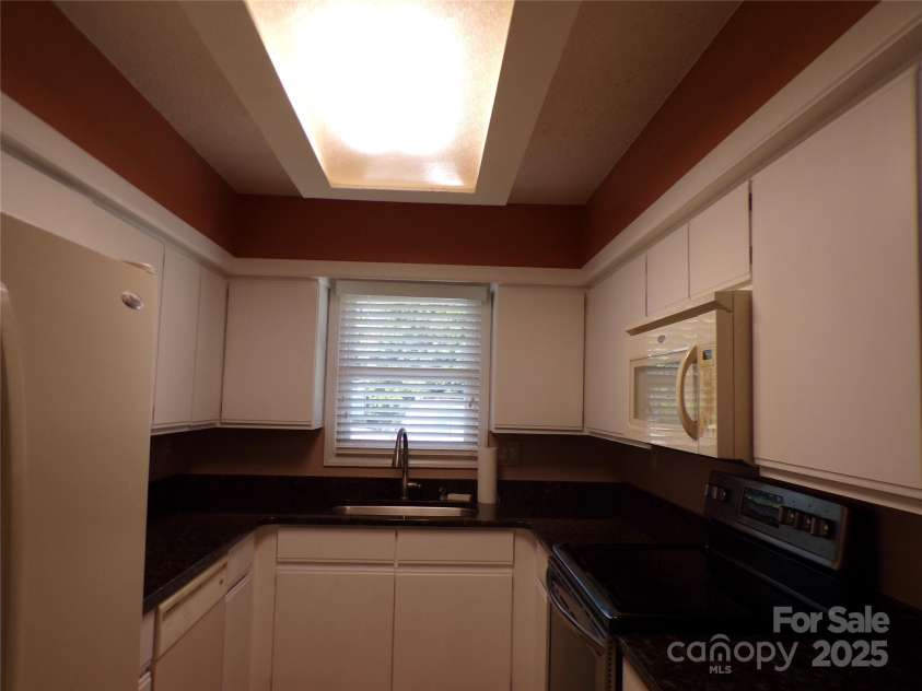 833 21st Avenue, Hickory, NC 28601.  MLS# CAR4270011, YatesRealty ID 20834. Kitchen