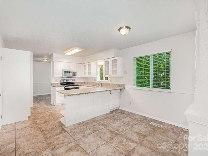 7008 Wannamaker Lane, Charlotte, NC 28226.  MLS# CAR4270132, YatesRealty ID 20835. 