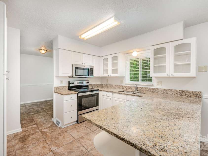 7008 Wannamaker Lane, Charlotte, NC 28226.  MLS# CAR4270132, YatesRealty ID 20835. 