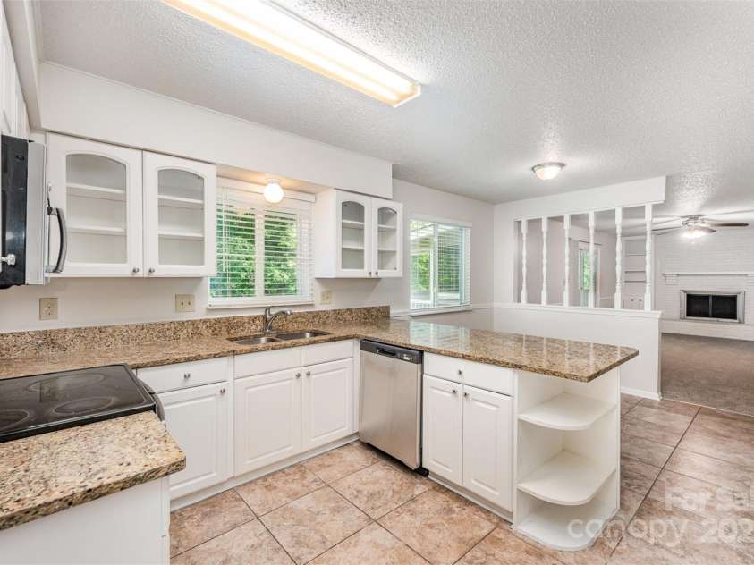 7008 Wannamaker Lane, Charlotte, NC 28226.  MLS# CAR4270132, YatesRealty ID 20835. 
