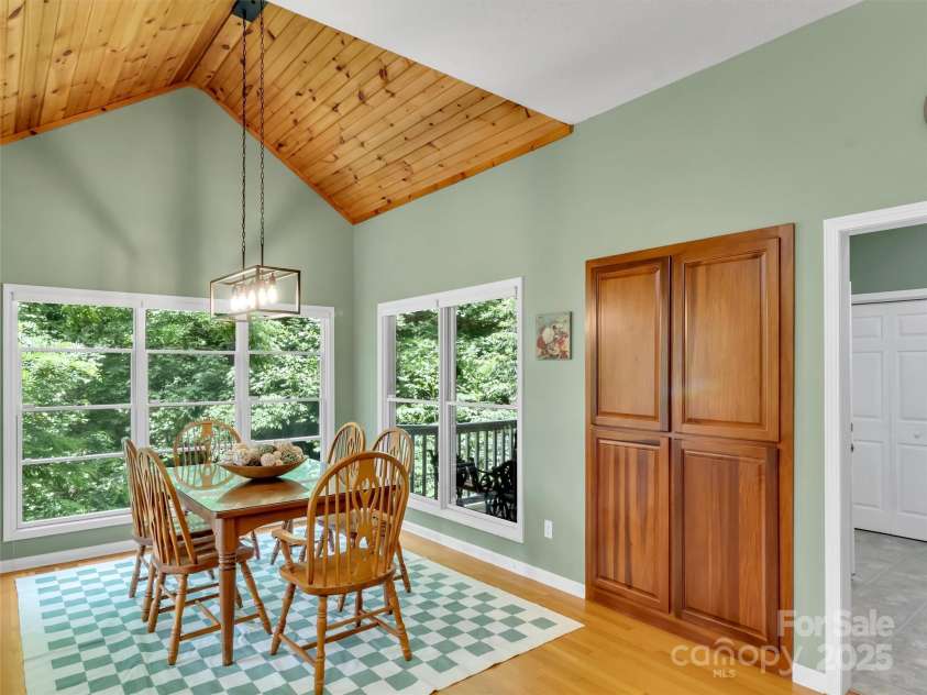 28 Mountain Breeze Drive, Maggie Valley, NC 28751.  MLS# CAR4271261, YatesRealty ID 20838. 