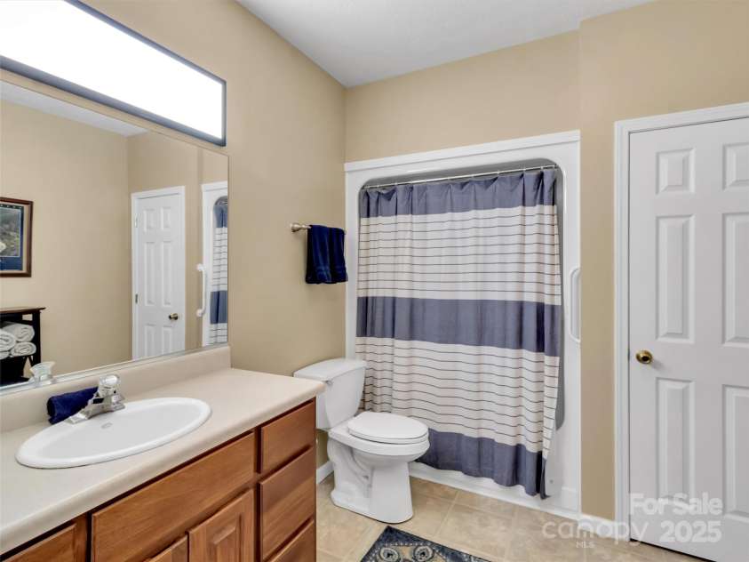 28 Mountain Breeze Drive, Maggie Valley, NC 28751.  MLS# CAR4271261, YatesRealty ID 20838. Full Bath off of Office/Bonus Room