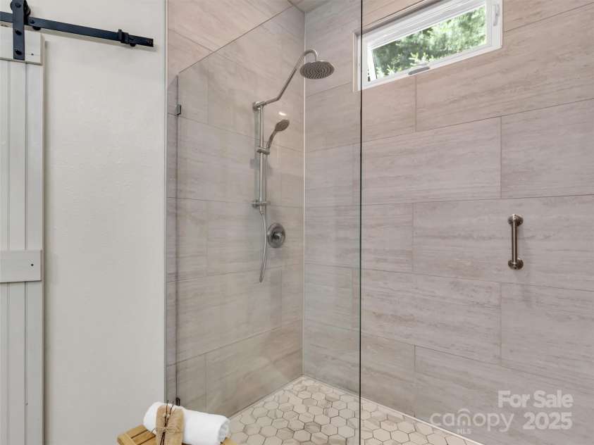 28 Mountain Breeze Drive, Maggie Valley, NC 28751.  MLS# CAR4271261, YatesRealty ID 20838. Gorgeous Step-In Shower