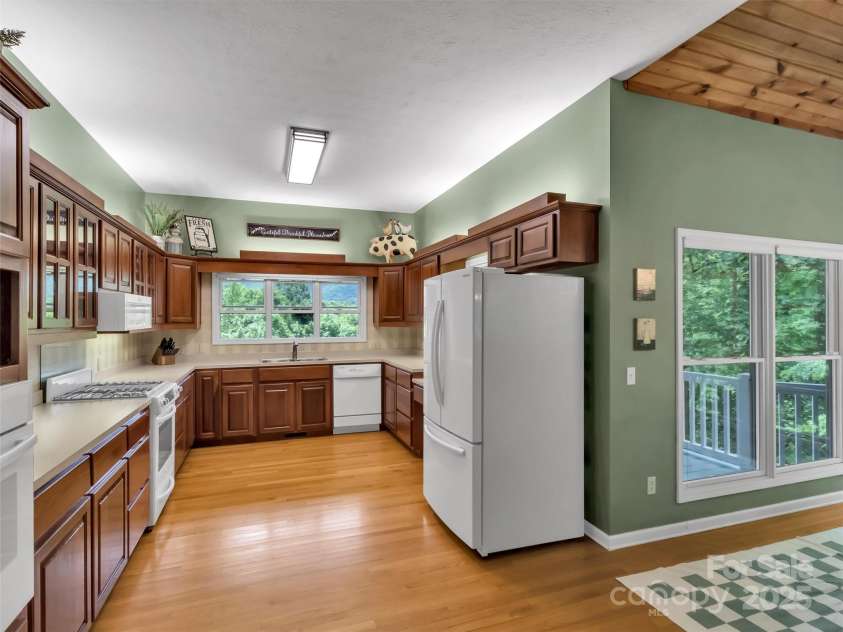 28 Mountain Breeze Drive, Maggie Valley, NC 28751.  MLS# CAR4271261, YatesRealty ID 20838. Large Kitchen with 2 Ovens
