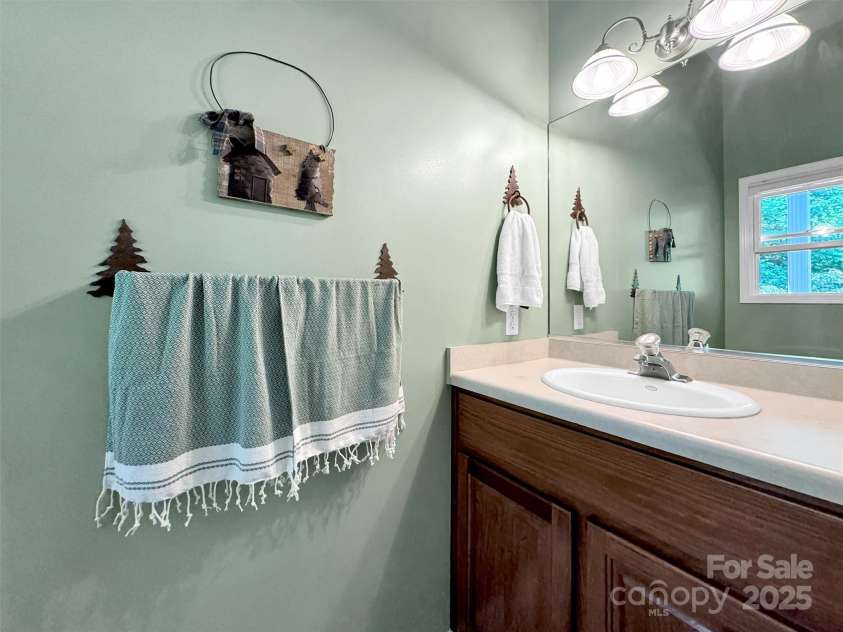 28 Mountain Breeze Drive, Maggie Valley, NC 28751.  MLS# CAR4271261, YatesRealty ID 20838. Powder Room